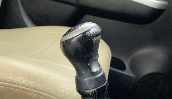 2016 Maruti Wagon R 1.0 VXI, Petrol, Manual, 94,560 km, Gear lever - Knob has minor damage