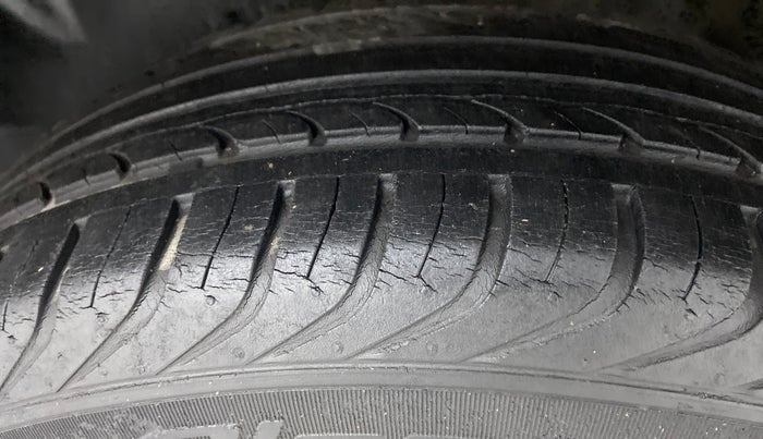2014 Skoda Rapid ELEGANCE 1.6 MPFI MT, Petrol, Manual, 52,661 km, Left Rear Tyre Tread