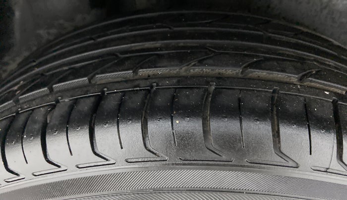2014 Skoda Rapid ELEGANCE 1.6 MPFI MT, Petrol, Manual, 52,661 km, Right Rear Tyre Tread