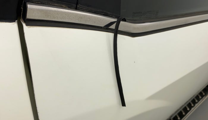 2018 Mahindra XUV500 W11 (O) AT, Diesel, Automatic, 98,855 km, Right rear door - Weather strip has minor damage