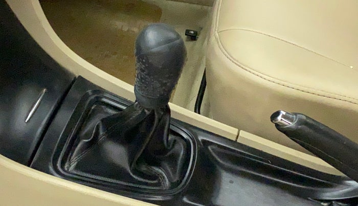 2015 Maruti Ciaz VDI SHVS, Diesel, Manual, 1,14,513 km, Gear lever - Knob has minor damage