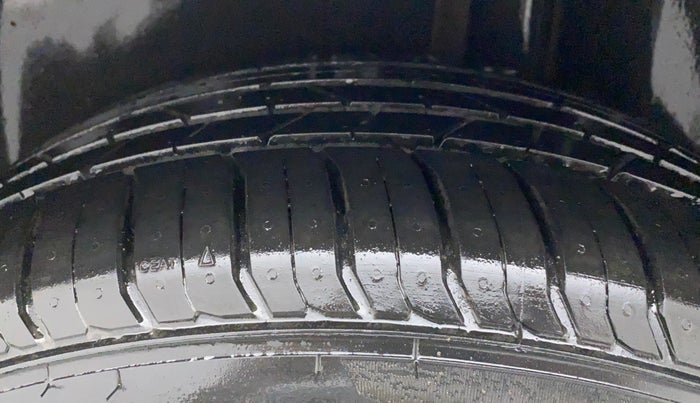 2016 Maruti Ciaz VDI+ SHVS, Diesel, Manual, 1,11,958 km, Left Rear Tyre Tread