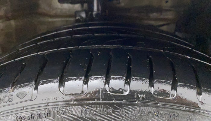 2016 Maruti Ciaz VDI+ SHVS, Diesel, Manual, 1,11,958 km, Right Front Tyre Tread
