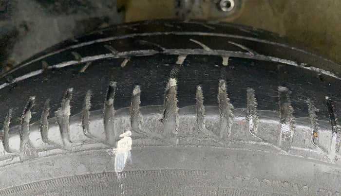 2018 Mahindra KUV 100 NXT K6+ 6 STR, CNG, Manual, 64,737 km, Left Front Tyre Tread