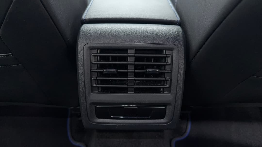 2024 Volkswagen Golf R, Automatic, 17449 km, Rear A/C Vent