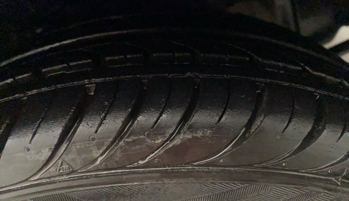 2013 Hyundai Eon SPORTZ, Petrol, Manual, 44,297 km, Left Front Tyre Tread