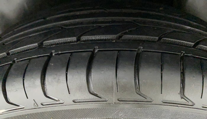 2015 Maruti Ciaz ZXI, Petrol, Manual, 79,110 km, Left Rear Tyre Tread