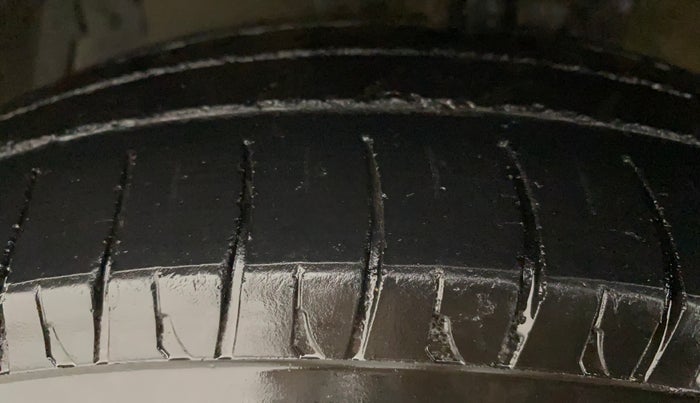 2014 Maruti Swift Dzire VDI, Diesel, Manual, 1,00,382 km, Left Front Tyre Tread