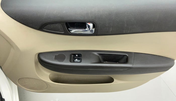 2013 Hyundai i20 ERA 1.4 CRDI, Diesel, Manual, 32,984 km, Driver Side Door Panels Control