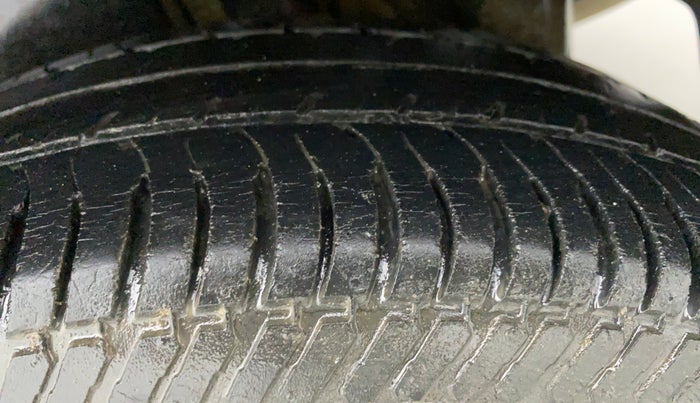 2014 Maruti Swift Dzire VXI, Petrol, Manual, 82,220 km, Left Rear Tyre Tread