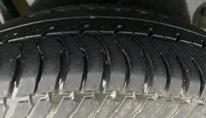 2014 Maruti Swift Dzire VXI, Petrol, Manual, 82,220 km, Right Rear Tyre Tread