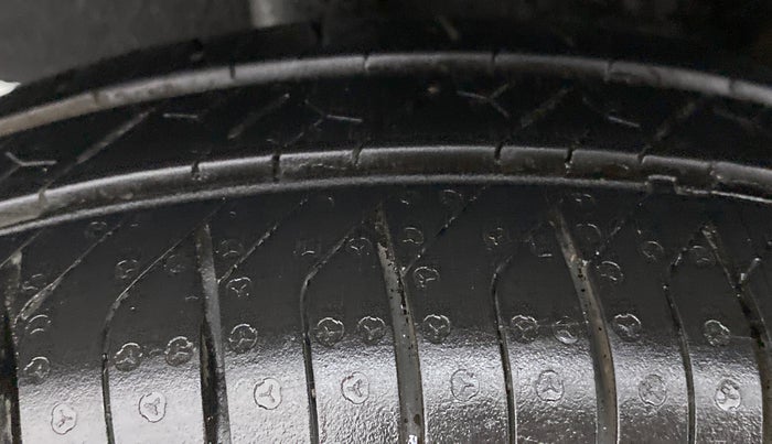 2016 Renault Kwid RXT, Petrol, Manual, 28,177 km, Right Rear Tyre Tread