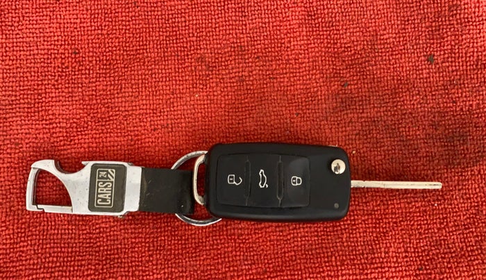 2016 Volkswagen Polo HIGHLINE1.2L, Petrol, Manual, 1,05,147 km, Key Close Up