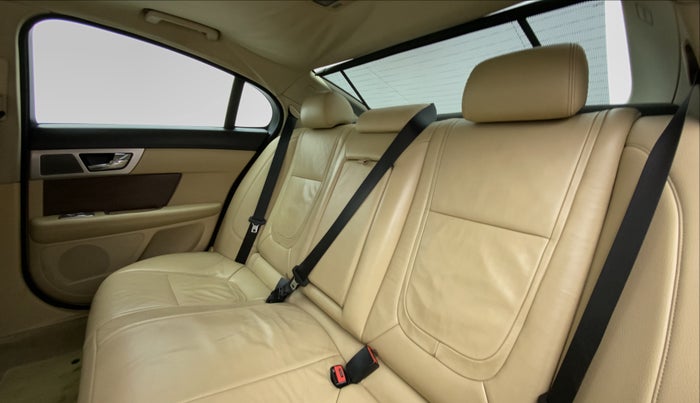 2015 Jaguar XF 2.2 DIESEL LUXURY, Diesel, Automatic, 82,918 km, Right Side Door Cabin View
