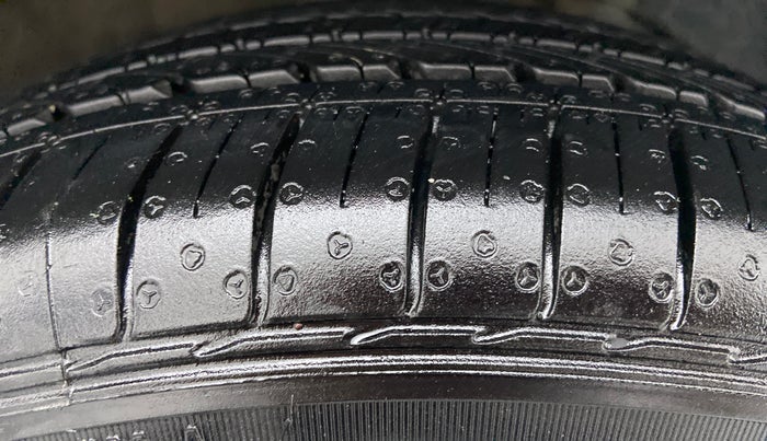 2016 Maruti Baleno ZETA 1.2 K12, Petrol, Manual, 1,03,962 km, Right Front Tyre Tread