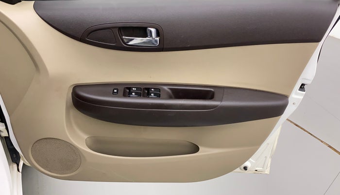 2011 Hyundai i20 MAGNA 1.2, Petrol, Manual, 85,281 km, Driver Side Door Panels Control