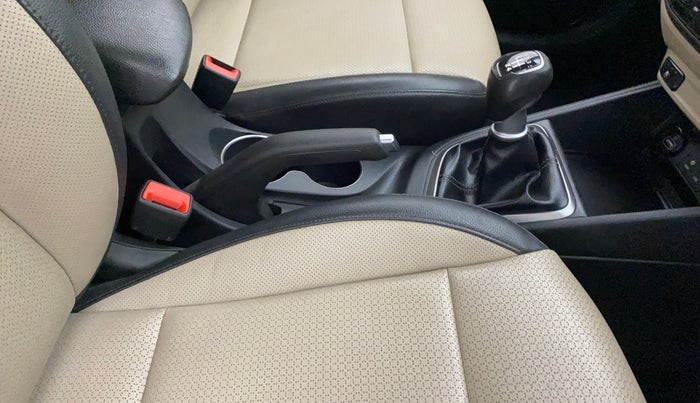 2018 Hyundai Verna 1.6 VTVT SX O, Petrol, Manual, 49,234 km, Gear lever - Knob cover torn