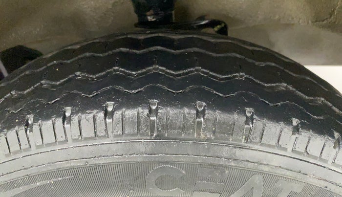 2015 Maruti Eeco 7 STR, Petrol, Manual, 28,883 km, Right Front Tyre Tread