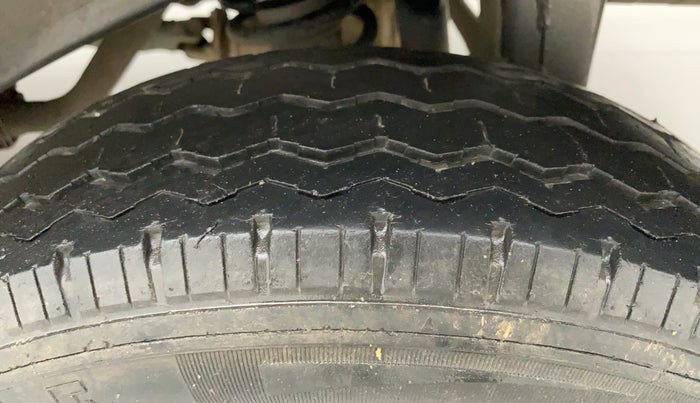 2015 Maruti Eeco 7 STR, Petrol, Manual, 28,883 km, Left Rear Tyre Tread