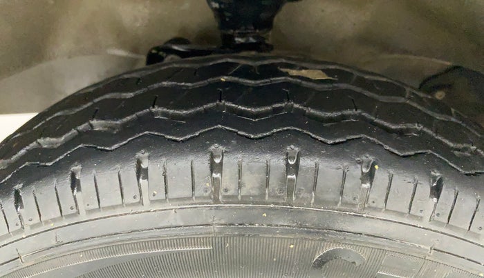 2015 Maruti Eeco 7 STR, Petrol, Manual, 28,883 km, Left Front Tyre Tread