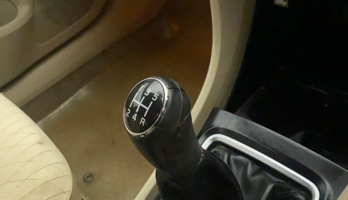 2015 Maruti Ciaz ZDI SHVS, Diesel, Manual, 76,403 km, Gear lever - Knob has minor damage