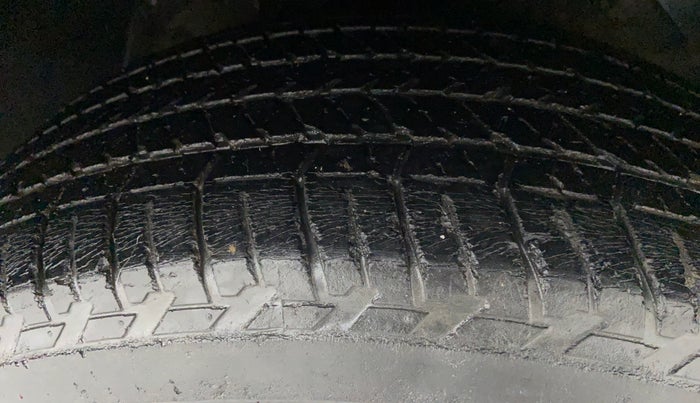 2015 Mahindra XUV500 W10, Diesel, Manual, 1,17,853 km, Right Front Tyre Tread