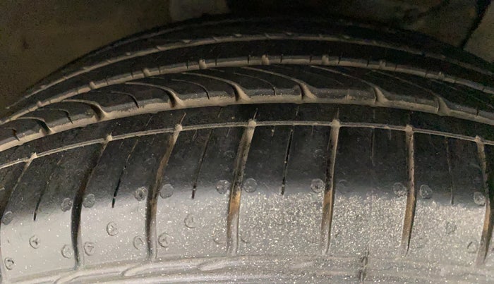 2018 Maruti Ciaz ALPHA  AT 1.5 SHVS PETROL, Petrol, Automatic, 56,035 km, Right Front Tyre Tread