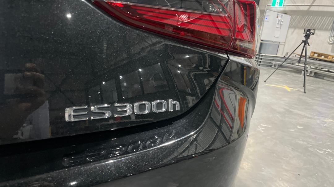 2023 Lexus Es300h Luxury (hybrid), Automatic, 38963 km, Badge (Boot Right Side)