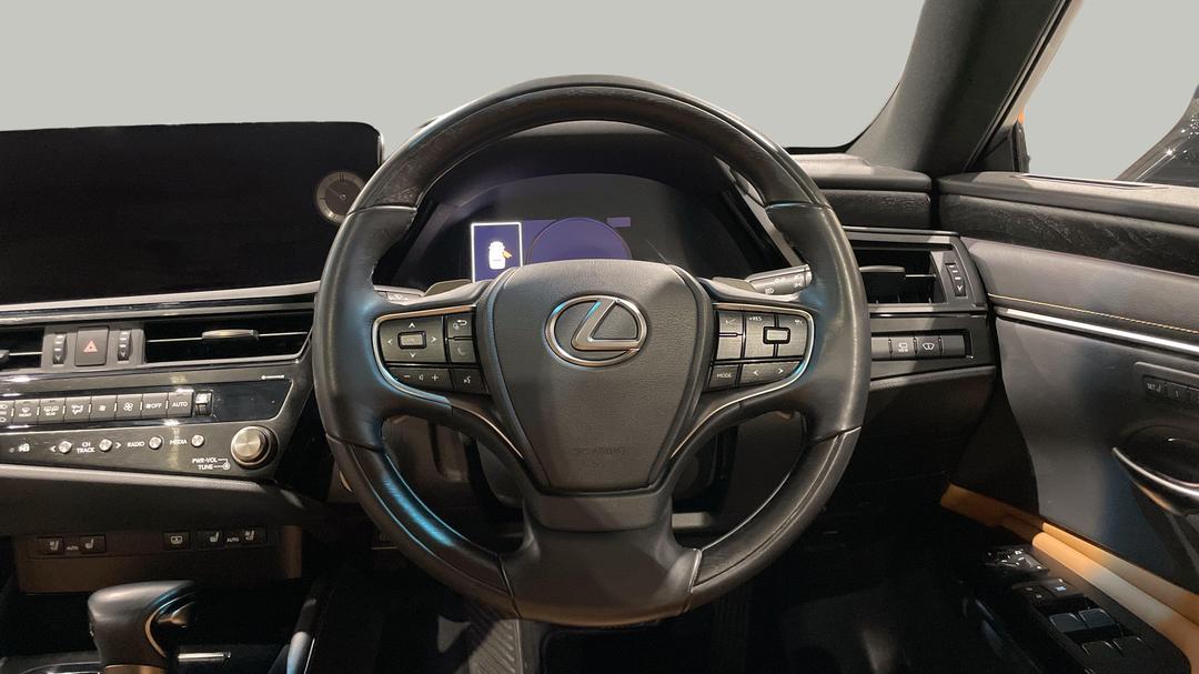 2023 Lexus Es300h Luxury (hybrid), Automatic, 38963 km, Steering Wheel Close-up