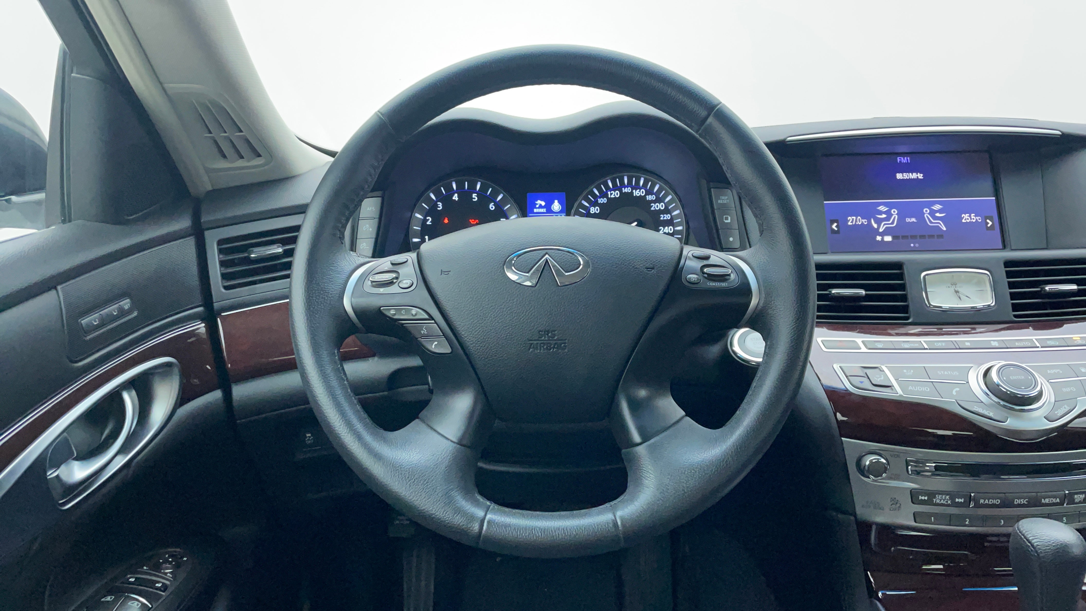 Infiniti Q70-Steering Wheel Close-up