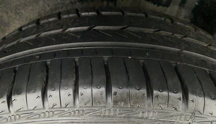 2011 Volkswagen Vento HIGHLINE 1.6 MPI, Petrol, Manual, 38,975 km, Left Rear Tyre Tread