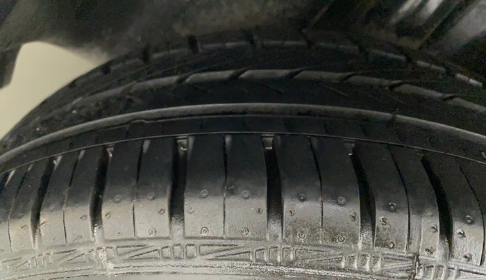 2011 Volkswagen Vento HIGHLINE 1.6 MPI, Petrol, Manual, 38,975 km, Right Rear Tyre Tread