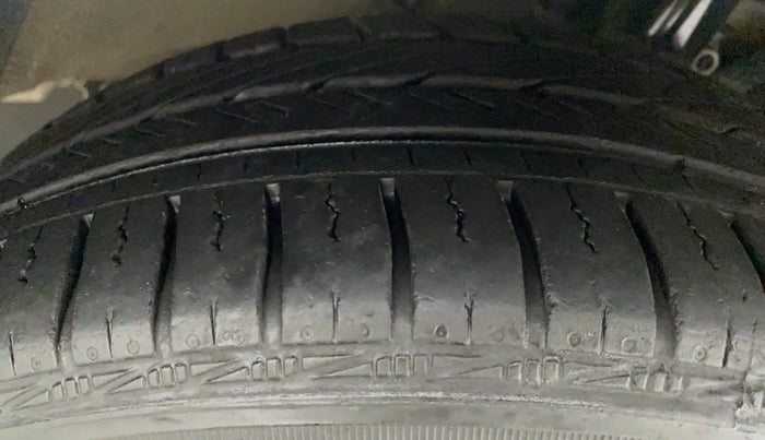 2011 Volkswagen Vento HIGHLINE 1.6 MPI, Petrol, Manual, 38,975 km, Right Front Tyre Tread