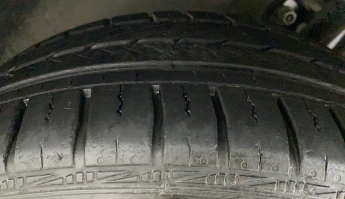 2011 Volkswagen Vento HIGHLINE 1.6 MPI, Petrol, Manual, 38,975 km, Left Front Tyre Tread