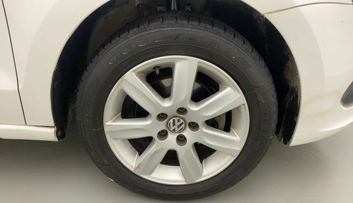 2011 Volkswagen Vento HIGHLINE 1.6 MPI, Petrol, Manual, 38,975 km, Right Front Wheel
