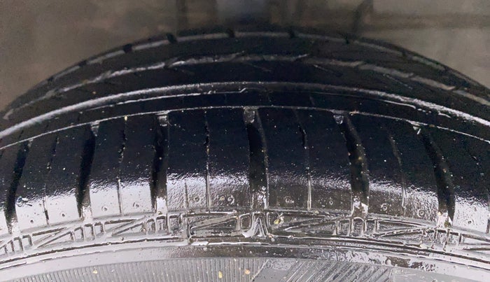 2016 Toyota Etios VX D, Diesel, Manual, 69,750 km, Right Front Tyre Tread