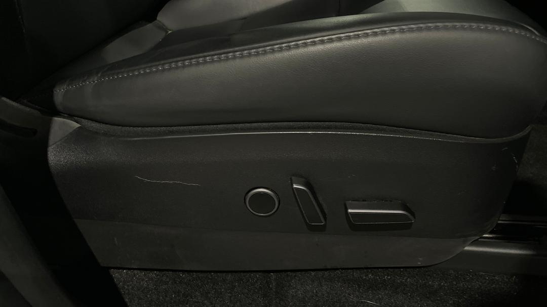2023 Tesla Model Y Long Range, Automatic, 70863 km, Drivers Side Adjustment Panel
