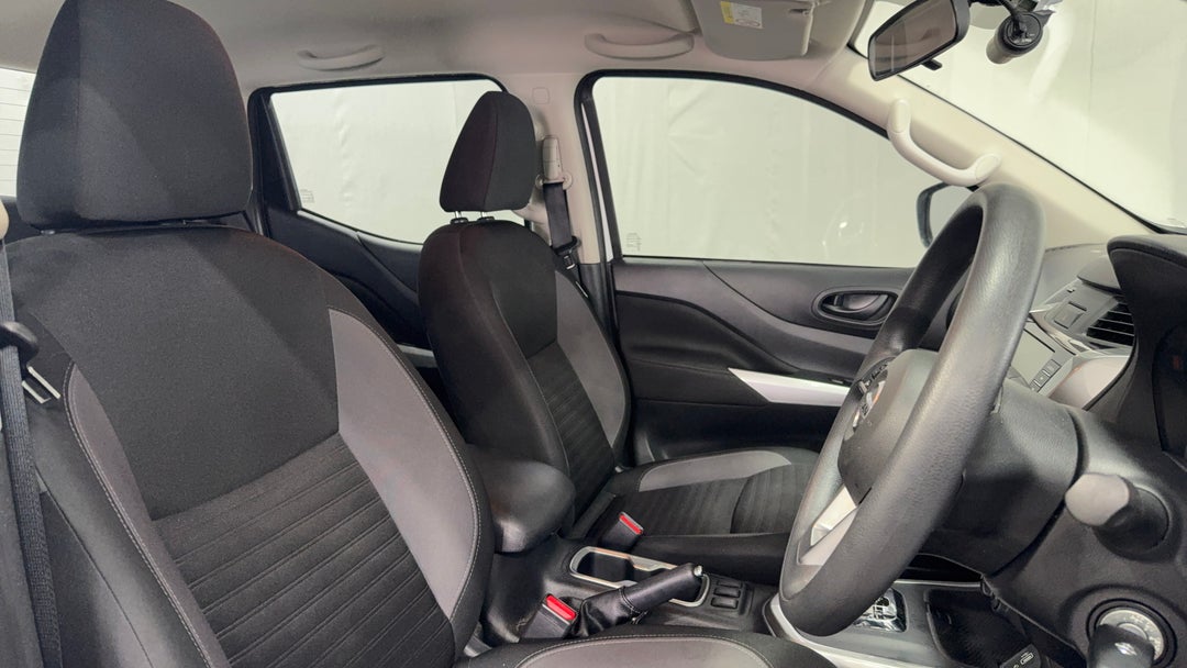 2021 Nissan Navara Sl (4x4), Automatic, 47278 km, Right Side Front Door Cabin View