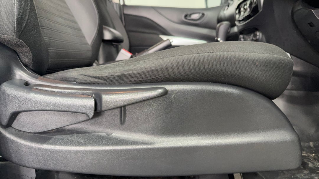 2021 Nissan Navara Sl (4x4), Automatic, 47278 km, Drivers Side Adjustment Panel