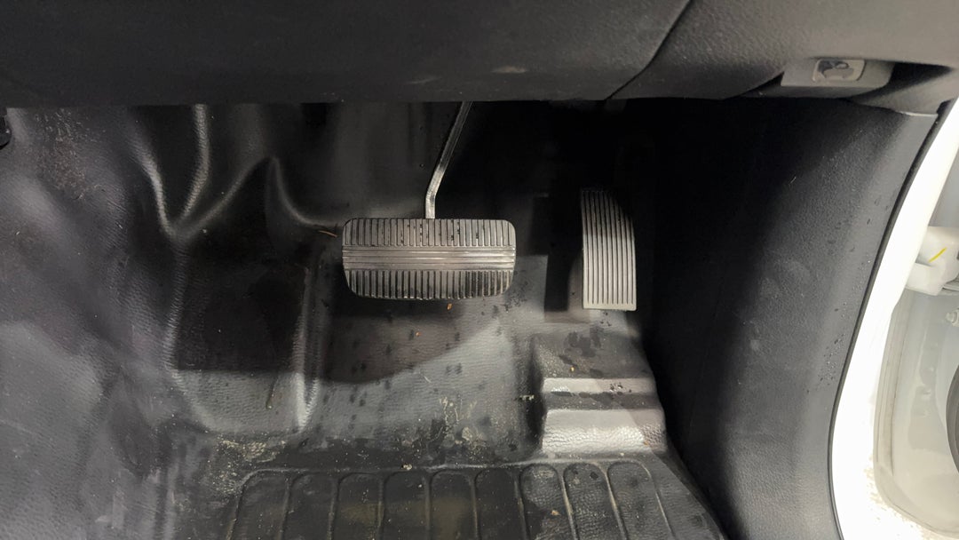 2021 Nissan Navara Sl (4x4), Automatic, 47278 km, Pedals and Footmat