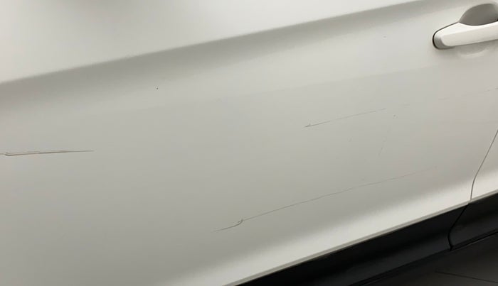 2018 Hyundai Creta E PLUS 1.6 PETROL, Petrol, Manual, 1,14,386 km, Front passenger door - Upto 4 inch Scratches + Count of scratches 3-5 ( Metal not Visible)