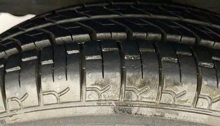 2011 Hyundai Eon D-LITE, Petrol, Manual, 10,800 km, Left Front Tyre Tread