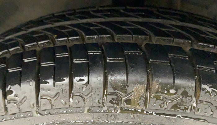 2011 Hyundai Eon D-LITE, Petrol, Manual, 10,800 km, Right Front Tyre Tread