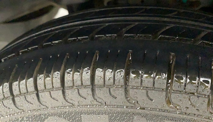 2011 Hyundai Eon D-LITE, Petrol, Manual, 10,800 km, Left Rear Tyre Tread
