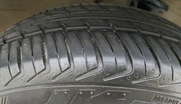 2016 Maruti Alto K10 VXI P, Petrol, Manual, 62,570 km, Right Front Tyre Tread