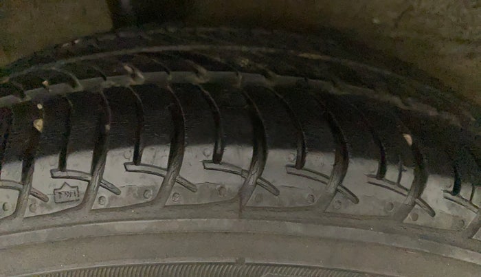 2016 Maruti Celerio ZXI, Petrol, Manual, 33,401 km, Right Front Tyre Tread
