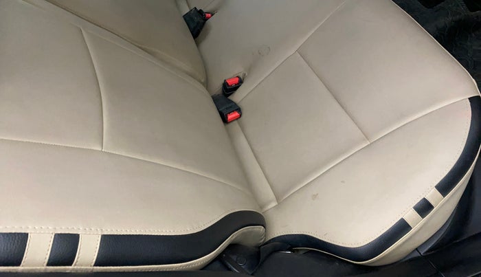 2014 Maruti Swift VXI, Petrol, Manual, 79,844 km, Second-row right seat - Cover slightly stained