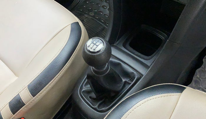 2014 Maruti Swift VXI, Petrol, Manual, 79,844 km, Gear lever - Knob has minor damage