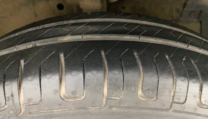 2014 Maruti Swift VXI, Petrol, Manual, 79,844 km, Right Front Tyre Tread