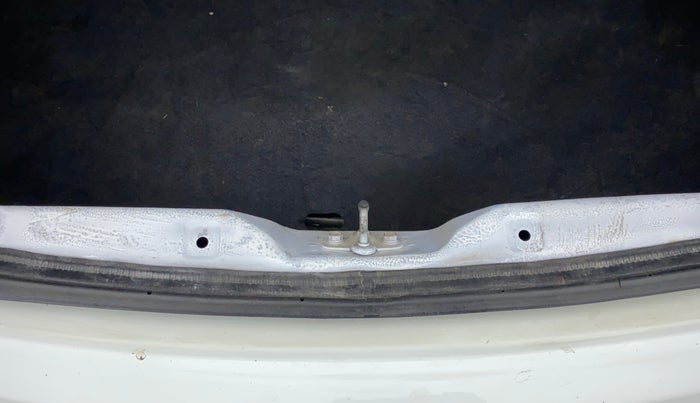 2013 Hyundai Verna FLUIDIC 1.6 CRDI SX, Diesel, Manual, 1,28,368 km, Dicky (Boot door) - Trim lock has minor damage